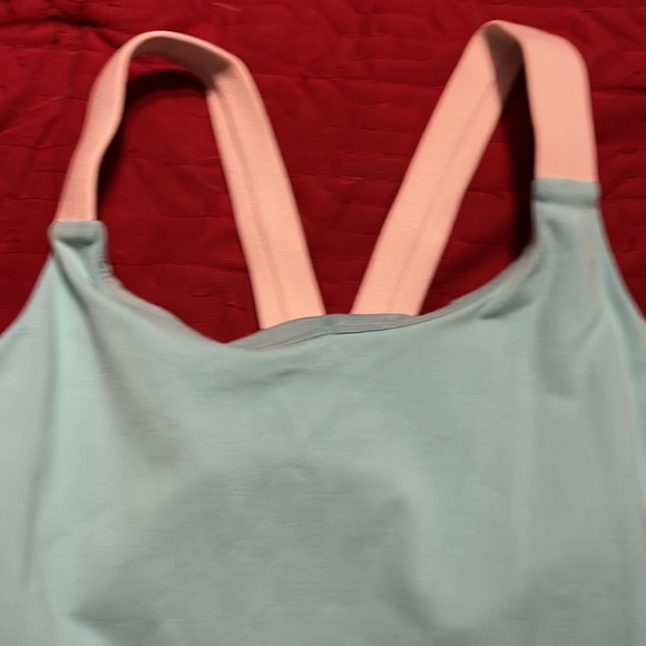 Lululemon top with bra. LN condition - Picture 2 of 9